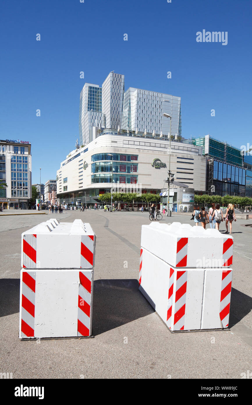 Galeria Kaufhof, il mio Zeil shopping centre e Nextower, blocchi in calcestruzzo contro gli attacchi terroristici, Frankfurt am Main, Hesse, Germania, Europa Foto Stock