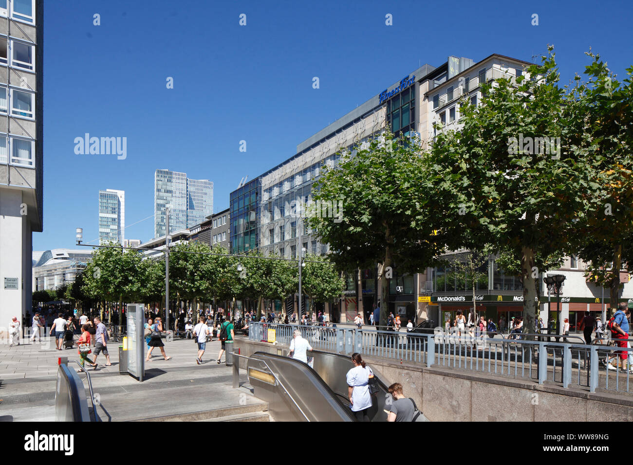 La strada dello shopping Zeil, Frankfurt am Main, Hesse, Germania, Europa Foto Stock