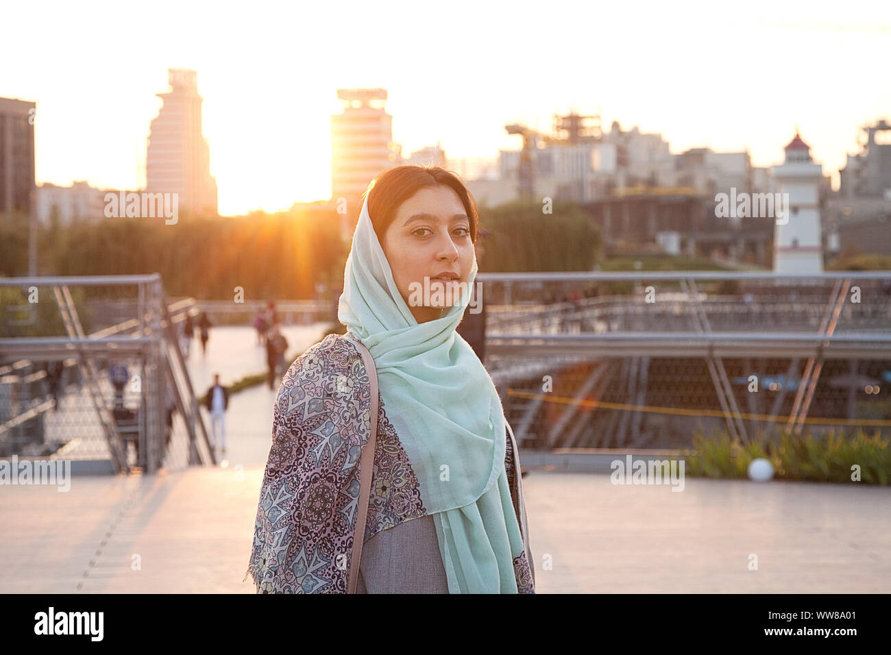 Una donna iraniana sul ponte Tabiat Foto Stock