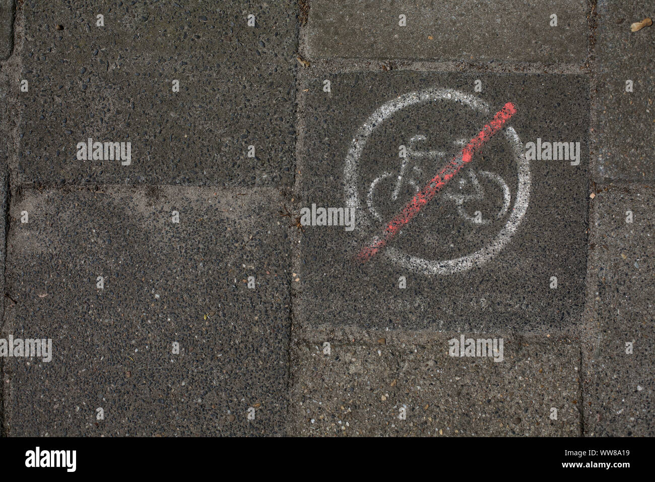 Paesi Bassi, Groningen, pavimentazione, segni, biciclette vietata Foto Stock