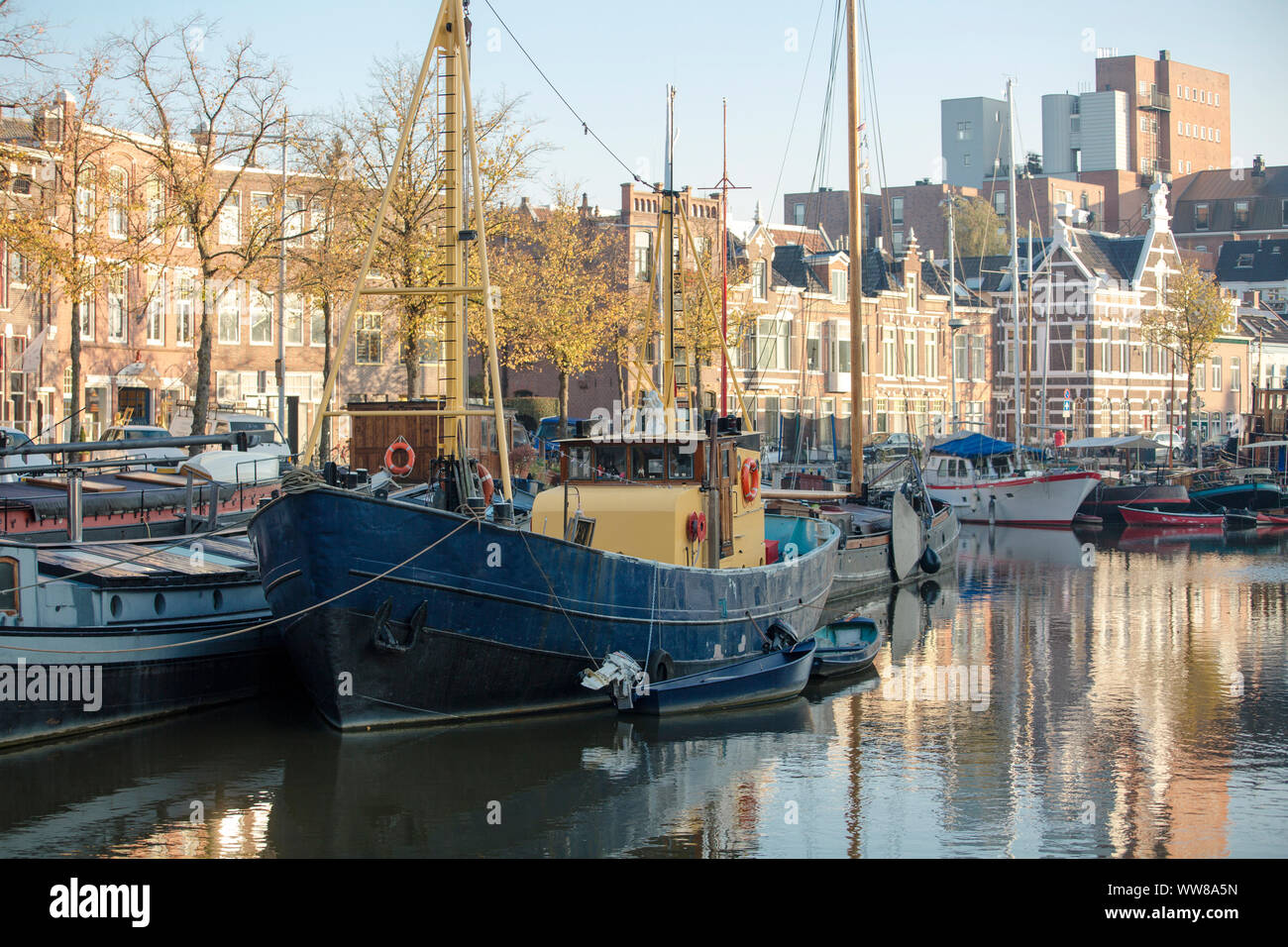 Paesi Bassi, Groningen, barche nel centro di Groningen Foto Stock