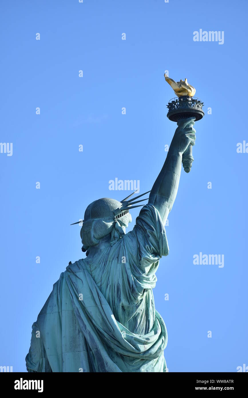 Indietro ritratto della Statua della Libertà in una giornata di sole, New York City, Stati Uniti d'America Foto Stock