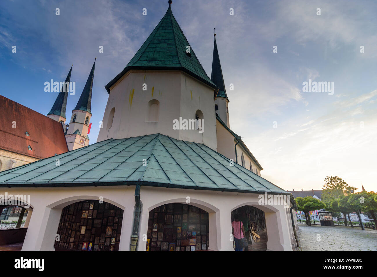 AltÃ¶tting, quadrato Kapellplatz con Gnadenkapelle (Cappella di grazia), chiesa Stiftspfarrkirche in Alta Baviera, Baviera, Germania Foto Stock