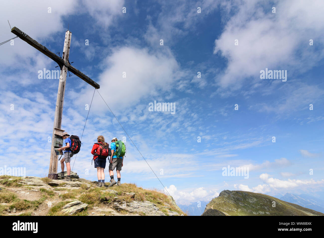 Venet, mountain summit Venet Piller, vertice di croce, escursionista regione TirolWest, Tirolo, Austria Foto Stock
