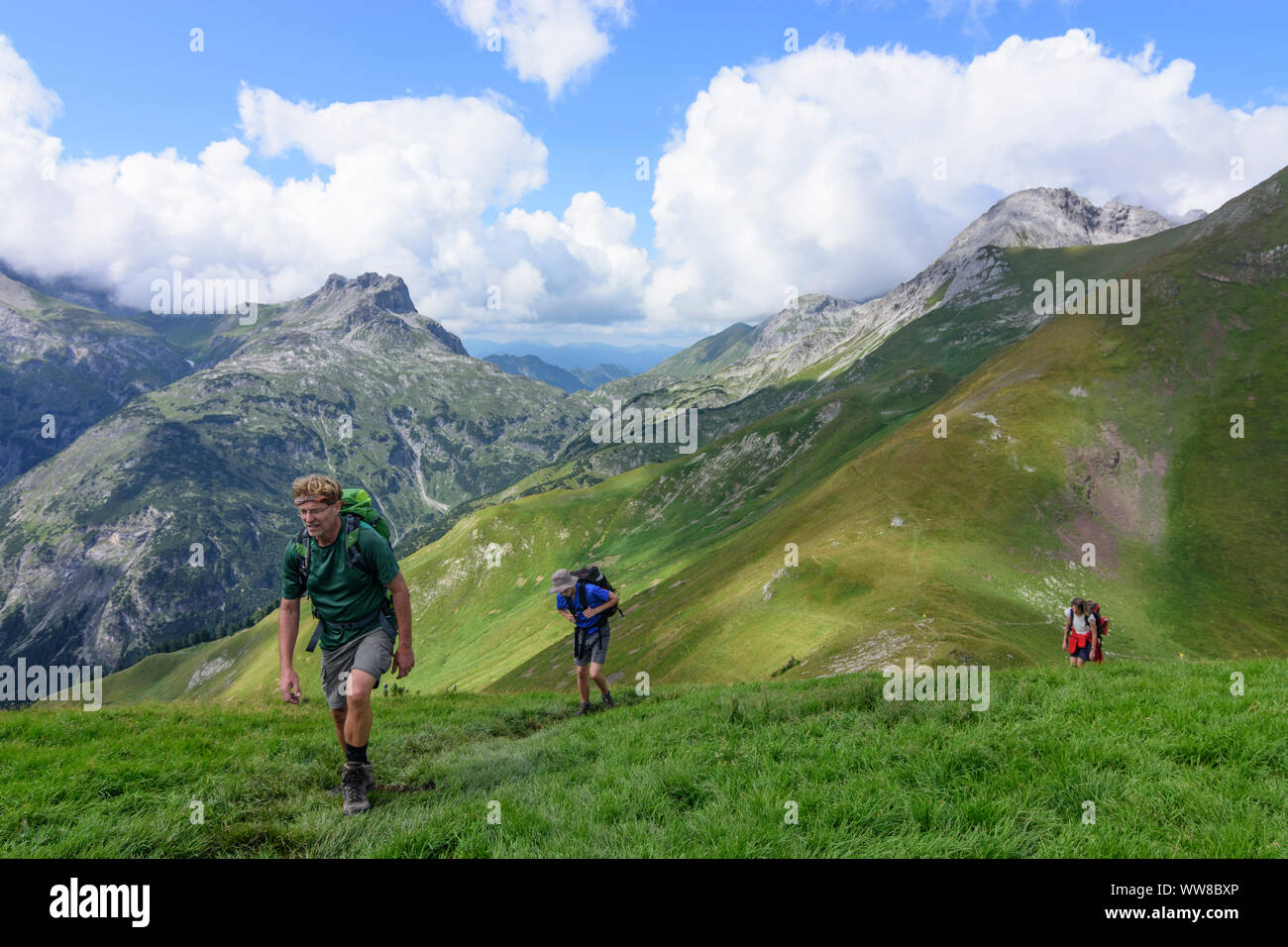 AllgÃ¤uer Alpen, AllgÃ¤u Alpi, famiglia gruppo di escursionisti a ridge mountain JÃ¶chelspitze, Lechtal Valley, Tirolo, Austria Foto Stock