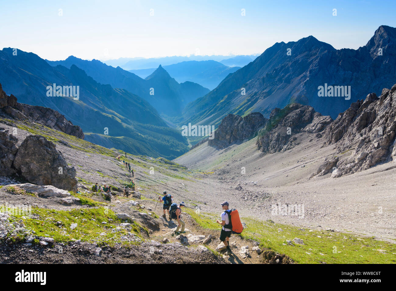 Lechtaler Alpen, Lechtal Alpi, escursionista a col Seescharte, vista in valle Lochbach, Regione TirolWest, Tirolo, Austria Foto Stock