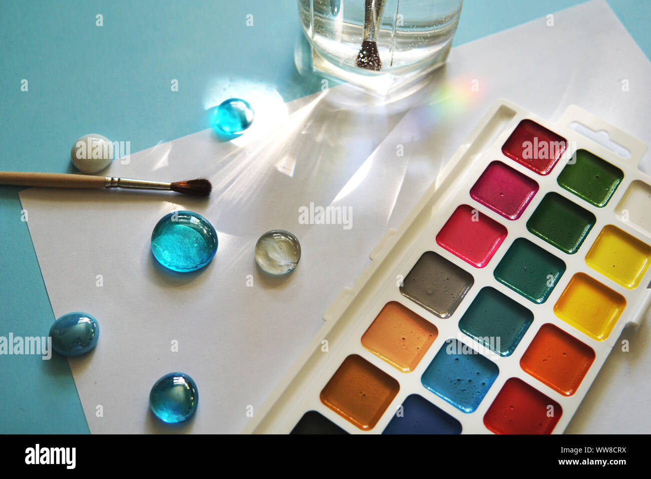 Luogo di lavoro di un acquerello artista-pittore. Sfondo blu, nuova bellissima vernici e brashes. Foto Stock