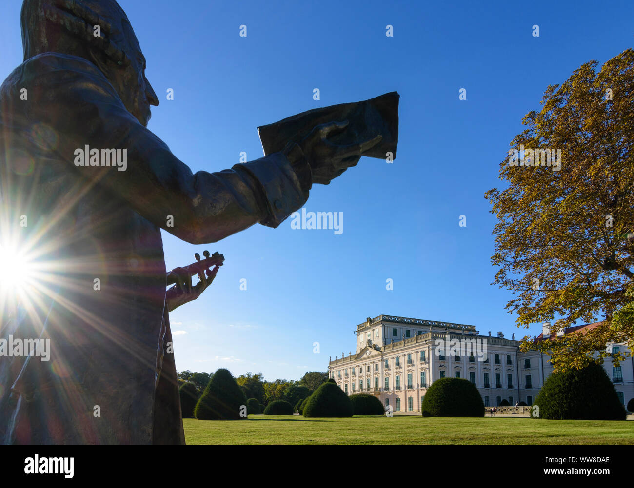 FertÃ¶d, Schloss Esterhazy (Palazzo Esterhazy), statua del compositore Giuseppe Haydn, parkside, parco a Neusiedler See (lago di Neusiedl), GyÃ¶r-Moson-Sopron, Ungheria Foto Stock