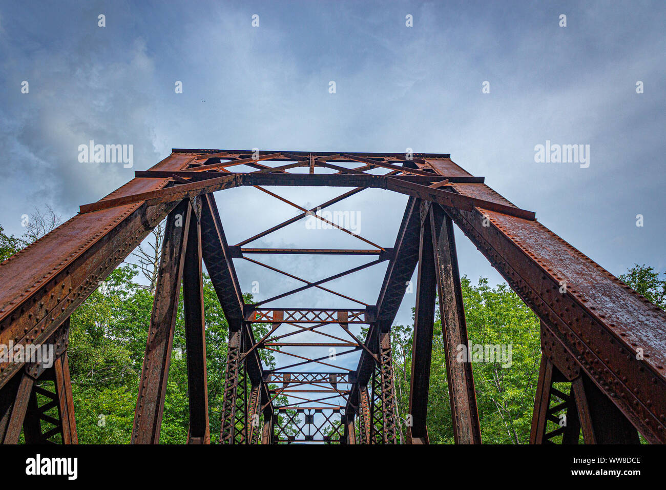 Ferrovia abbandonata traliccio contro un cielo nuvoloso in New Hampshire Foto Stock