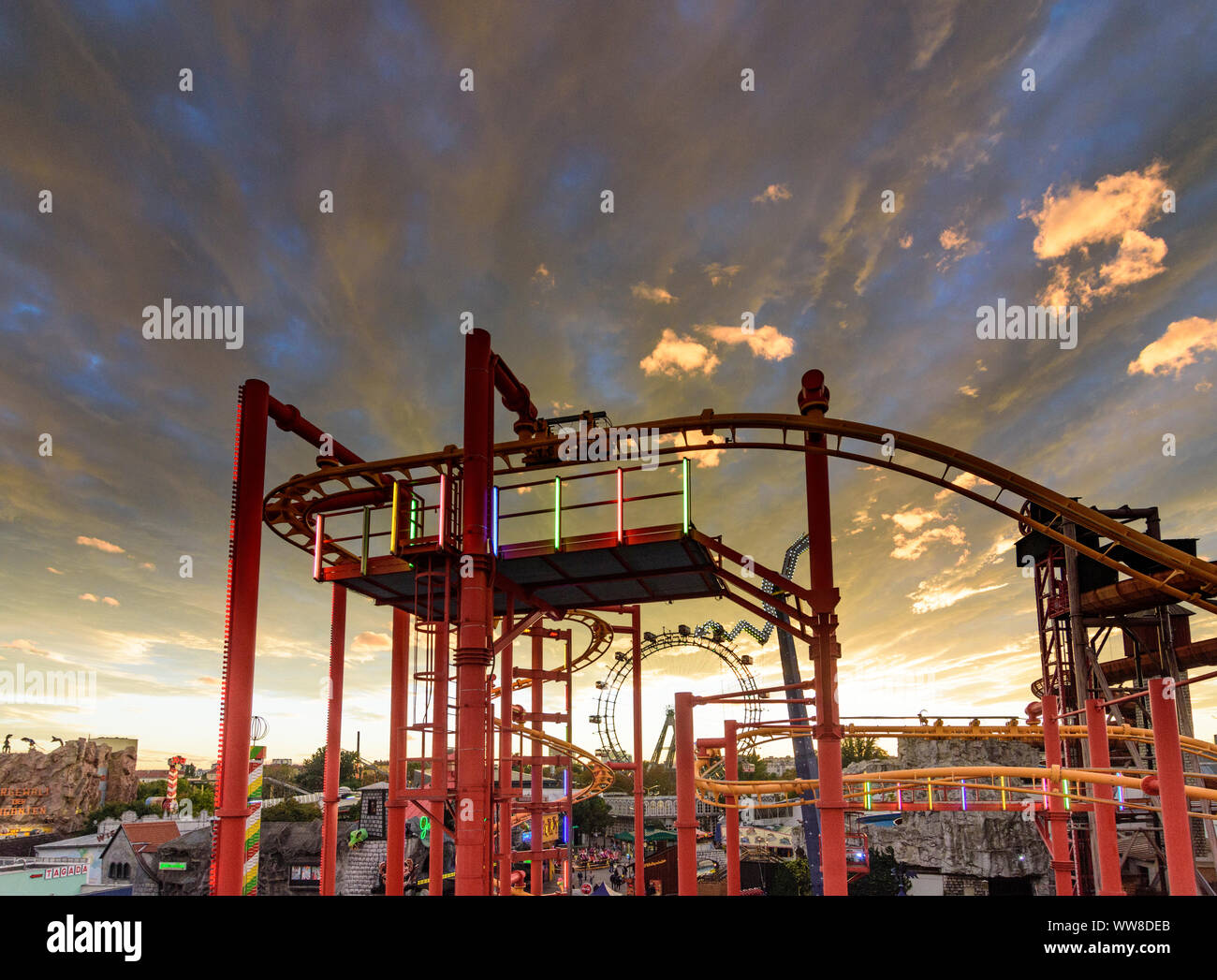 Wien, Vienna, corse, roller coaster, ruota panoramica nel parco divertimenti Prater, visualizzare al centro della città, 02. Leopoldstadt, Austria Foto Stock