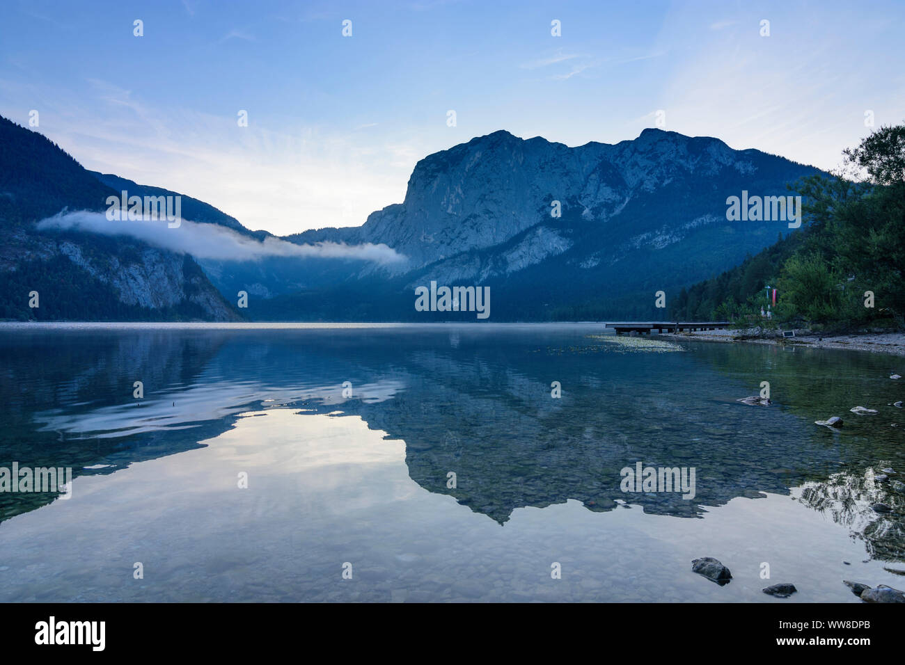 Altaussee, lago Altausseer vedere, Rising Sun al di sopra di montagna, Trisselwand Ausseerland-Salzkammergut, Steiermark, Stiria, Austria Foto Stock