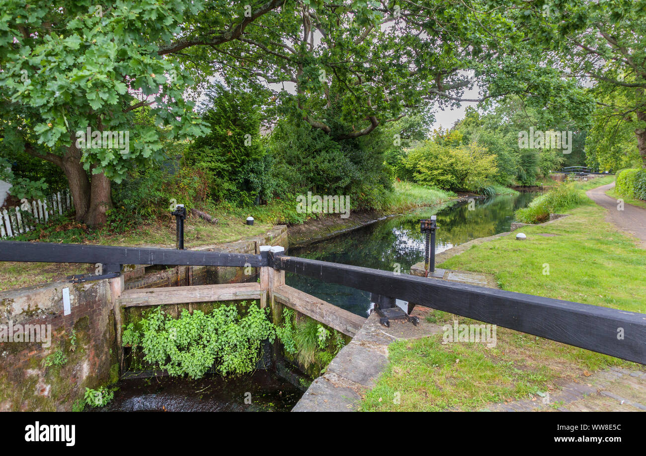 Tipico pound lock e porte sul Basingstoke Canal e la strada alzaia Knaphill, Woking, Surrey, Inghilterra sudorientale, REGNO UNITO Foto Stock