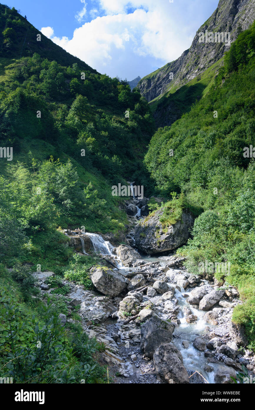 AllgÃ¤uer Alpen (AllgÃ¤u Alpi), escursionista a flusso Sperrbach valley, Schwaben, AllgÃ¤u, Svevia, Baviera, Germania Foto Stock