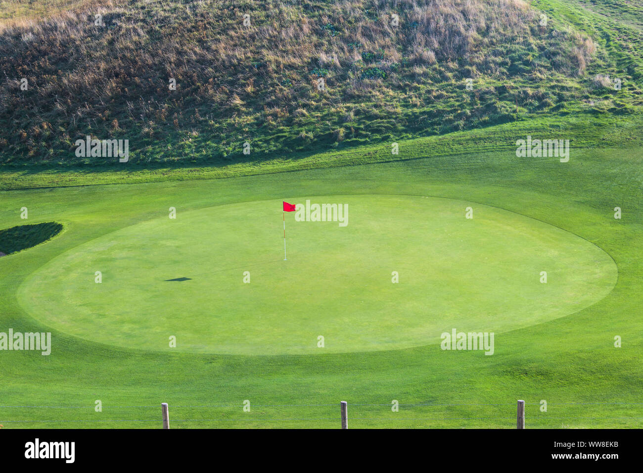 Campo da golf, il verde con area bersaglio e bandiera, Etretat, dipartimento Seine-Maritime, Oceano Atlantico, Normandia, Francia Foto Stock