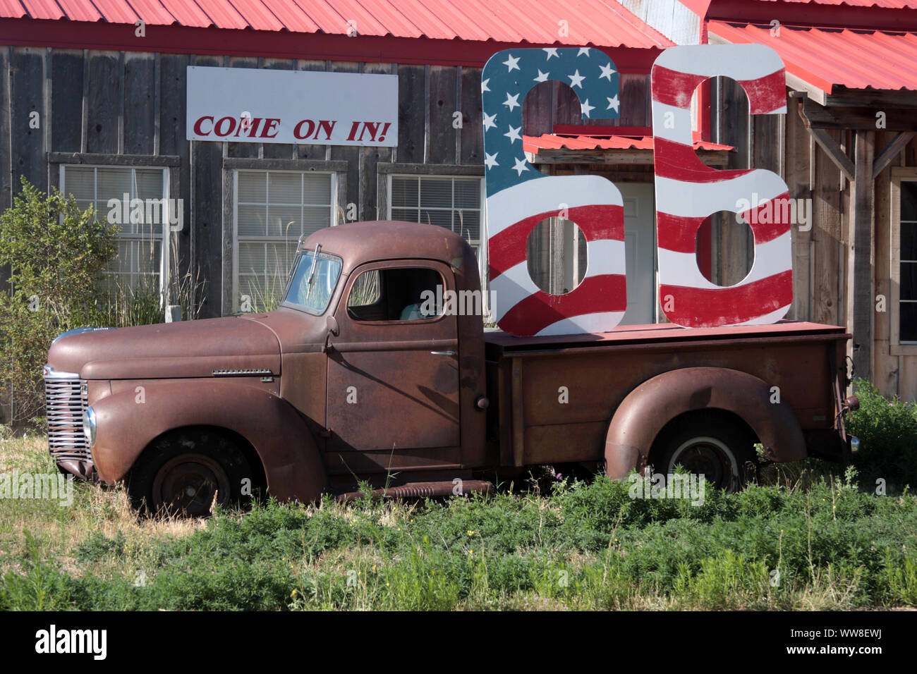 Grande segno turistica nella parte anteriore di un business lungo il percorso 66 in Texas, Stati Uniti d'America Foto Stock