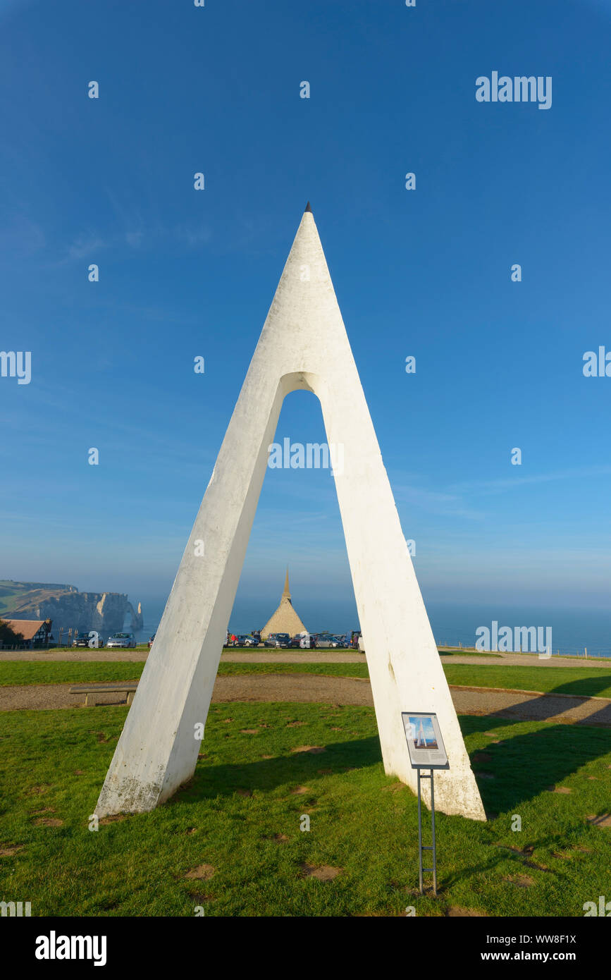 Il monumento commemora aviatori Charles Nuungesser e Francois Coli, Etretat, dipartimento Seine-Maritime, Oceano Atlantico, Normandia, Francia Foto Stock