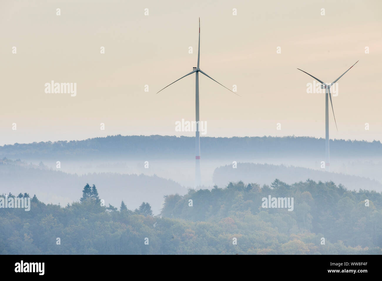 Le turbine eoliche sul lato meridionale di Haarstrang, RÃ¼then, Soester BÀ¶rde, Germania, Foto Stock