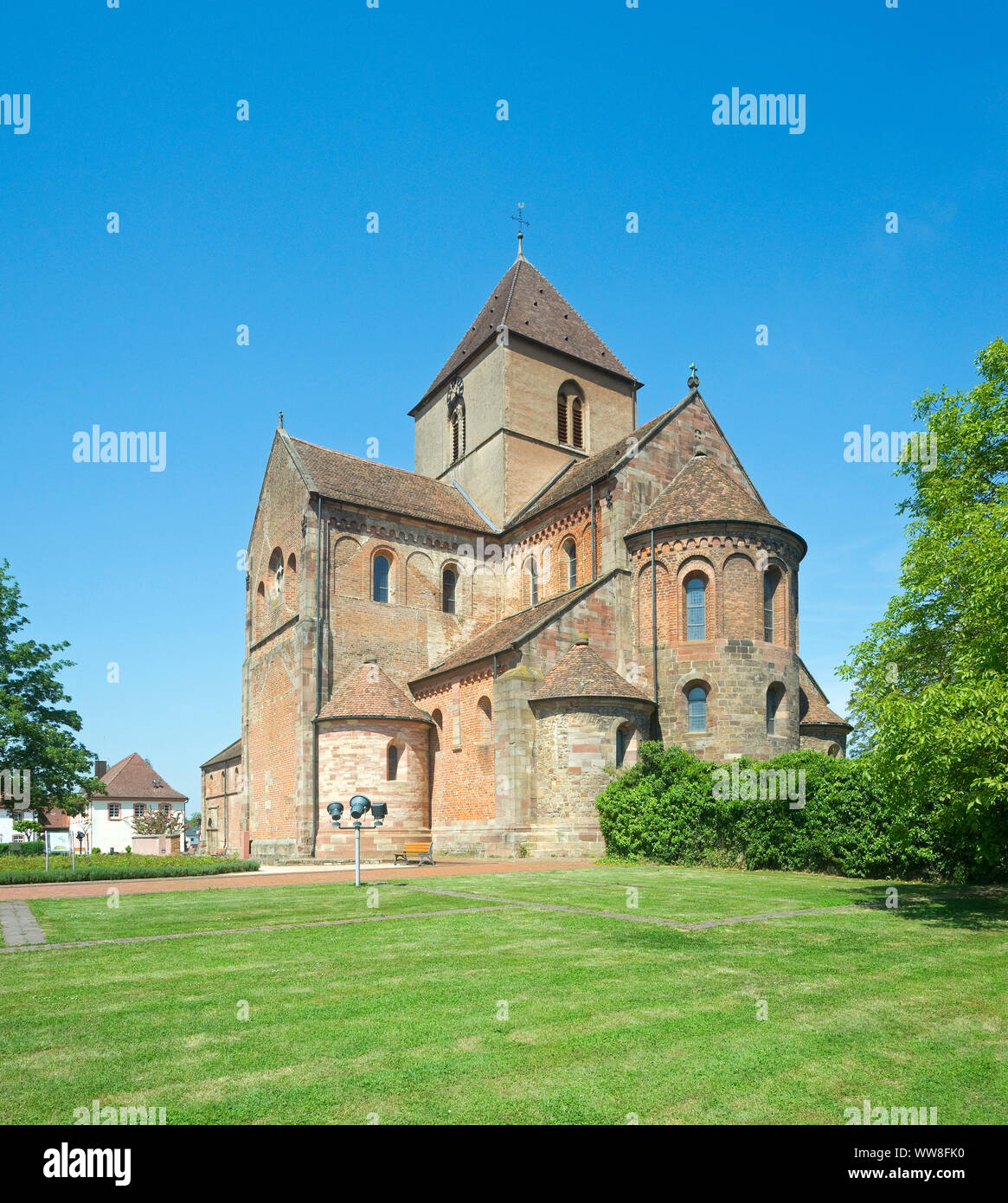 Germania, Baden-WÃ¼rttemberg, RheinmÃ¼nster, minster Schwarzach dal sud-est, ex monastero chiesa di San Pietro e Paolo, ex abbazia benedettina, edificio romanico sul Reno superiore fatto di pietra arenaria rossa e mattoni, costruito 1220-1225 Foto Stock