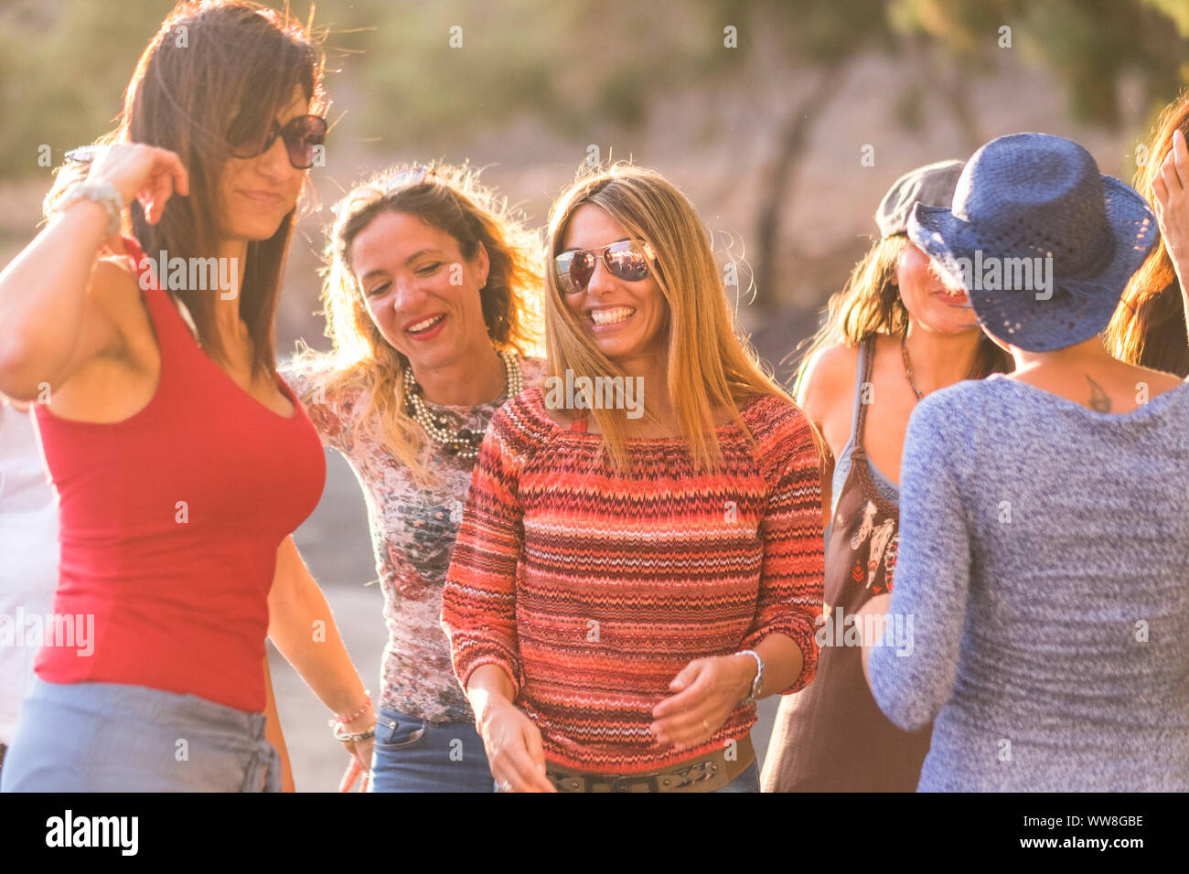Gruppo di persone di belle donne giovani all' aperto nel tempo libero con un abbigliamento informale e vestito, estate e sun giorno di estate, tempo libero outdoor activity nel concetto di amicizia Foto Stock