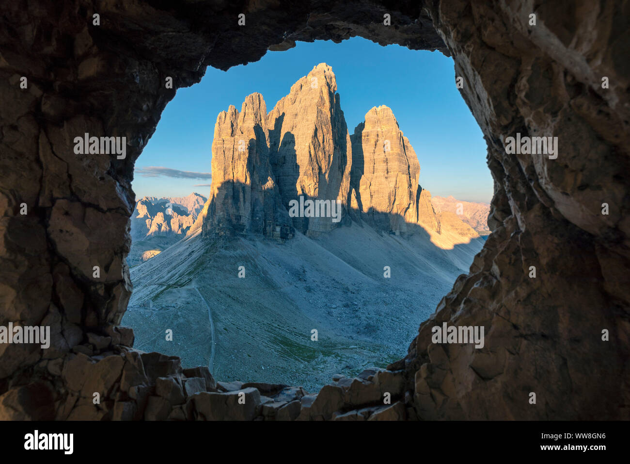 Tre Cime di Lavaredo (Drei Zinnen) viste da un foro nella roccia della Prima Guerra Mondiale, Dolomiti, Auronzo di Cadore, Belluno, Veneto, Italia Foto Stock