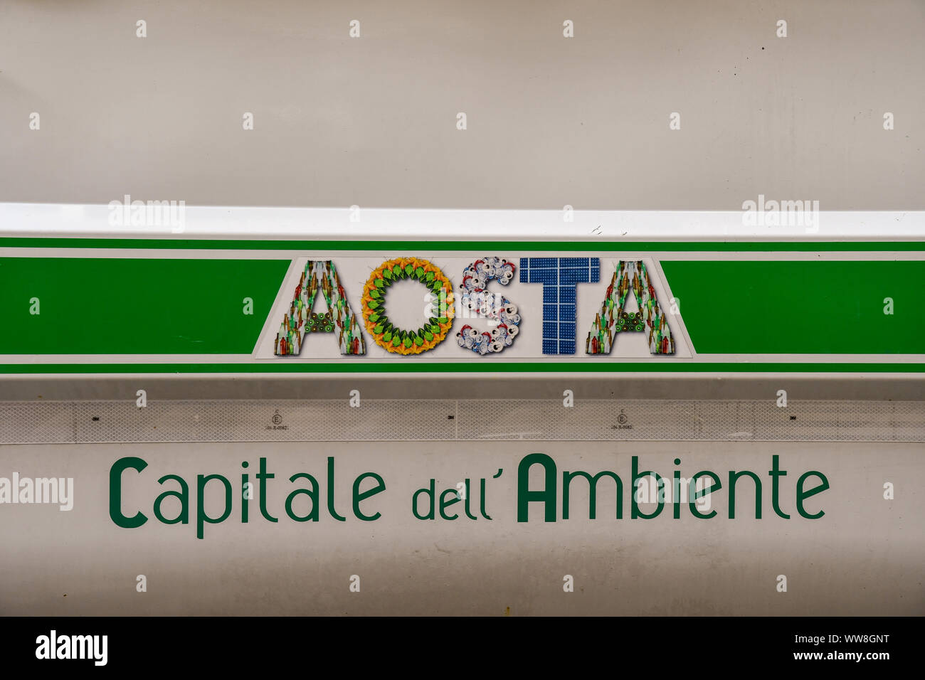 Close-up del logo di un progetto per promuovere la sostenibilità ambientale nella città alpina di Aosta " capitale dell'ambiente", Valle d'Aosta, Italia Foto Stock