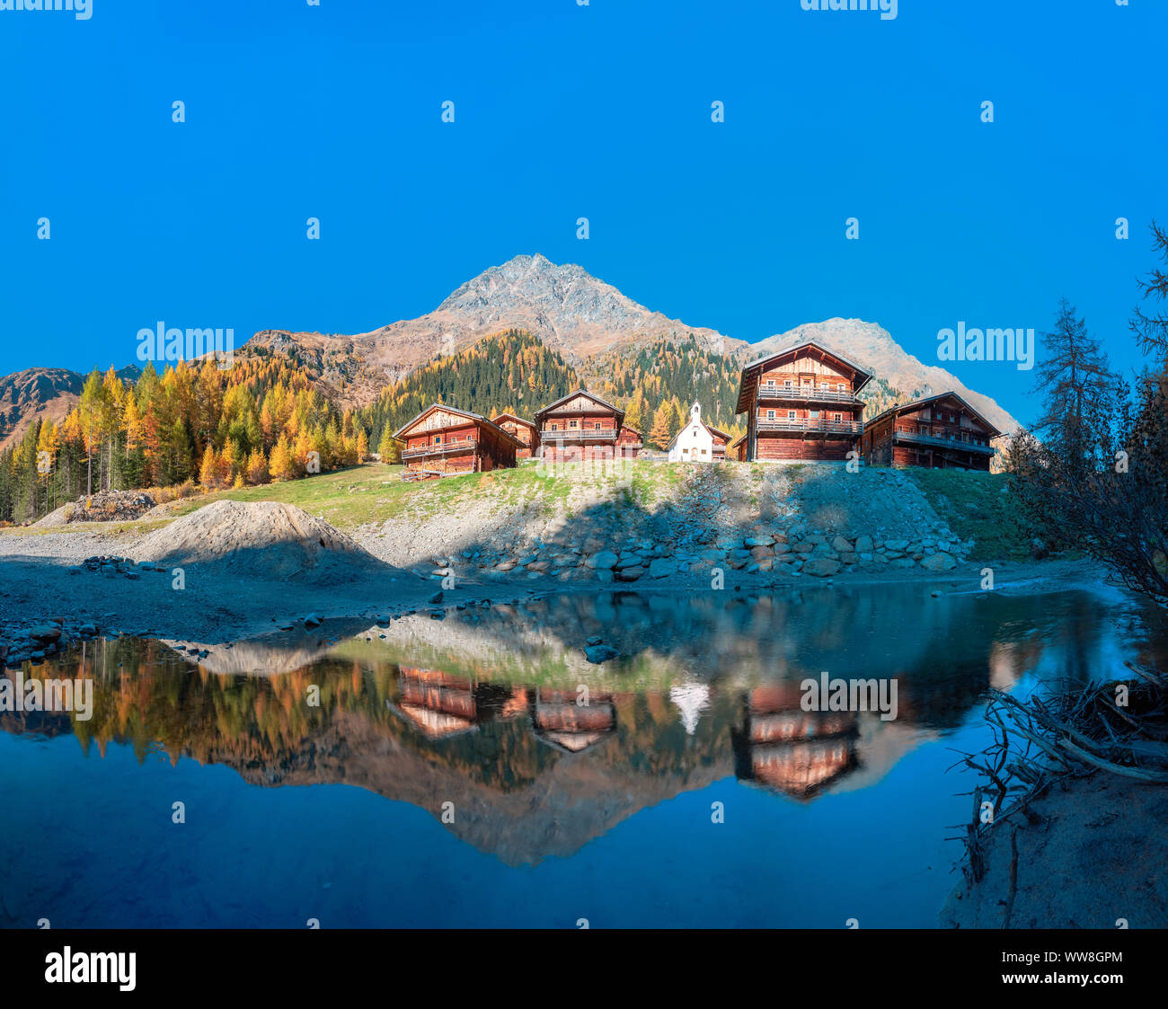 Oberstaller alm, pascolo alpino con capanne in legno e il Schutzengelkapelle nel mezzo, Innervillgraten, Tirolo orientale, Austria, Europa Foto Stock