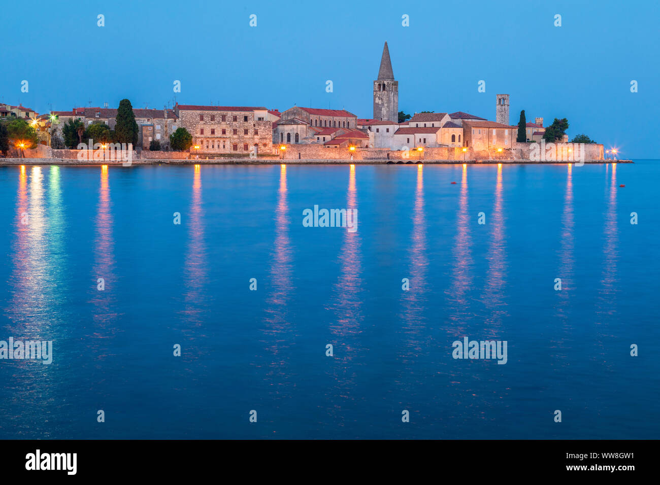 Porec, old town costa vista con la Basilica Eufrasiana, sito patrimonio mondiale dell'Unesco, Istria, Croazia Foto Stock