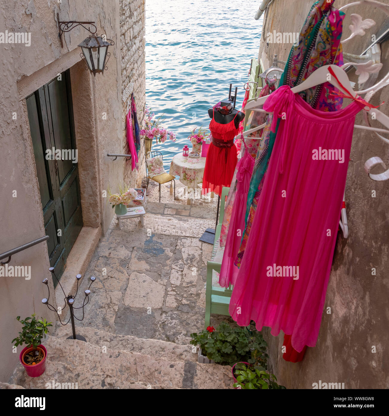 Scorcio verso il mare lungo le strade della città di Rovigno, un negozio di abbigliamento per donna, Rovigno, Istria, Croazia Foto Stock