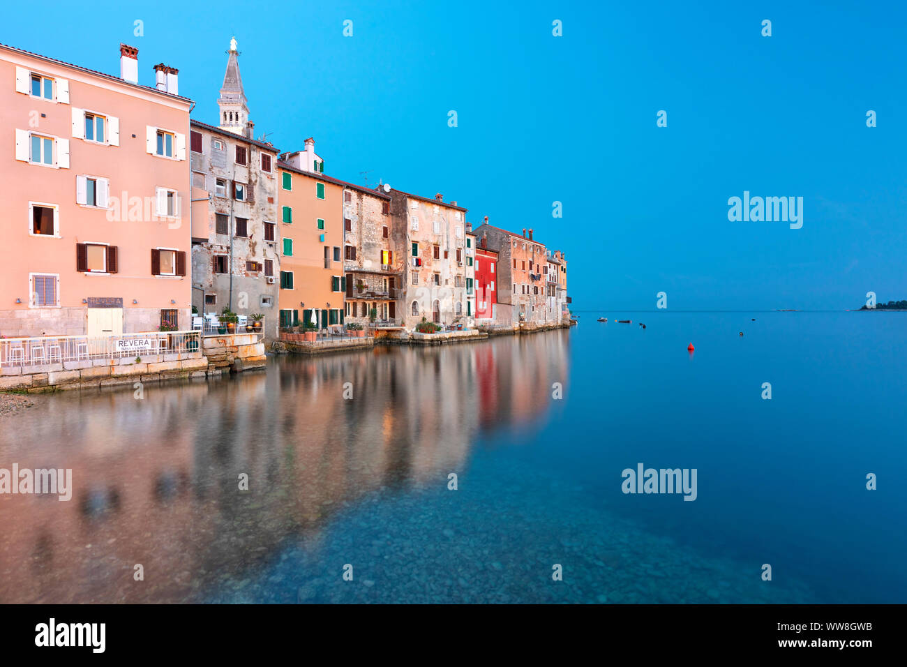 Rovinj - Rovigno, l'antica città di Rovigno si riflette nel mare adriatico, Istria, costa adriatica, Croazia Foto Stock