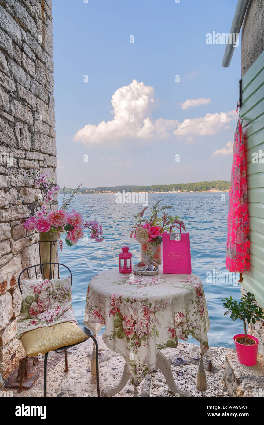 Scorcio verso il mare lungo le strade della città di Rovigno, un negozio di abbigliamento per donna, Rovigno, Istria, Croazia Foto Stock