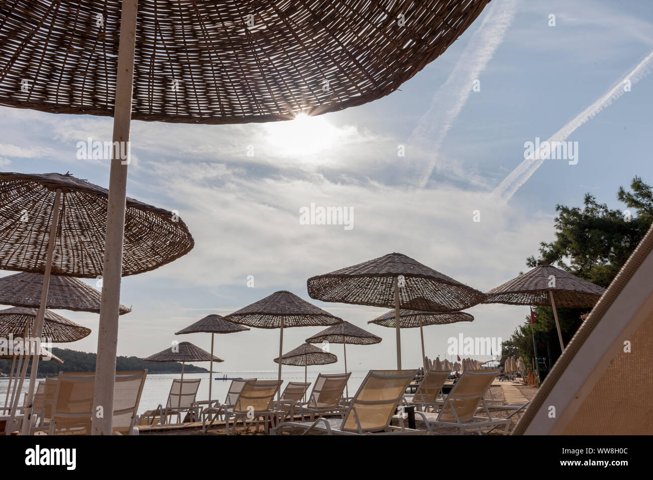 Ombrelloni e sdraio in spiaggia con nessuno, bassa stagione al mattino, a sud di Bodrum, Turchia, Foto Stock