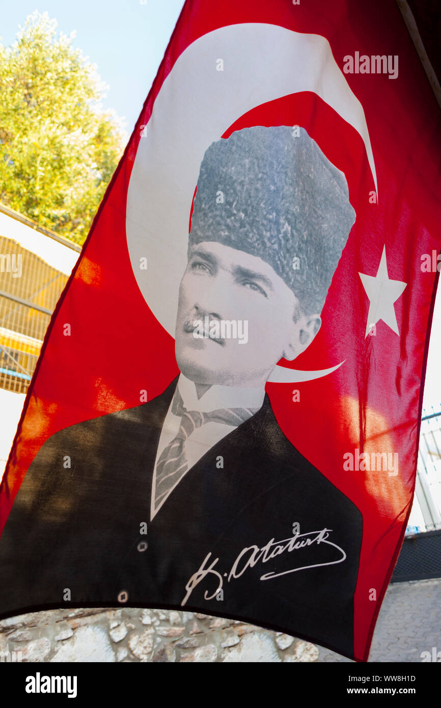 Bandiera di AtatÃ¼rk, primo presidente della Turchia, appeso al di fuori di un negozio, fondatore e riformatore di laica moderna Repubblica di Turchia, il simbolo nazionale di autostima, bodrum, Turchia, Foto Stock