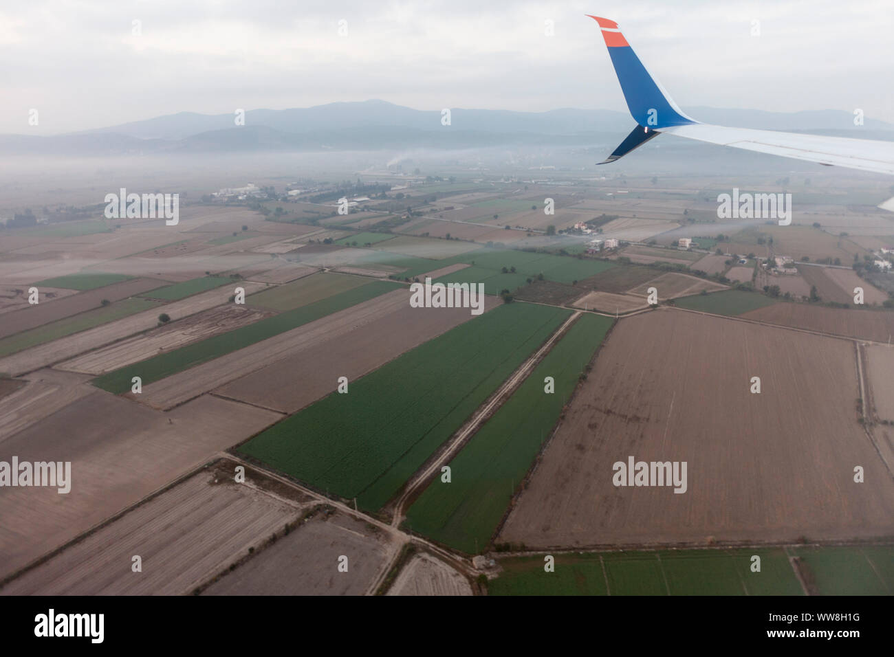 Prima di atterrare a questo vortice turbolenza era visibile dietro il parafango del piano, antenna con il piano ala e terreni agricoli appena prima di atterrare sul aeroporto Bodrum-Milas, Turchia, Foto Stock