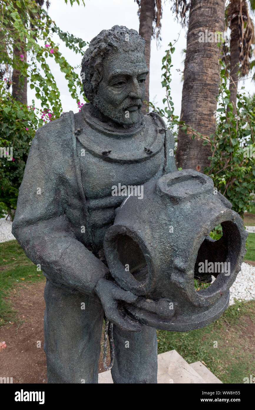 Statua del subacqueo nei primi giorni di immersioni con Diver's casco avvitato sul subacqueo suit, al porto di Bodrum, Turchia, Foto Stock