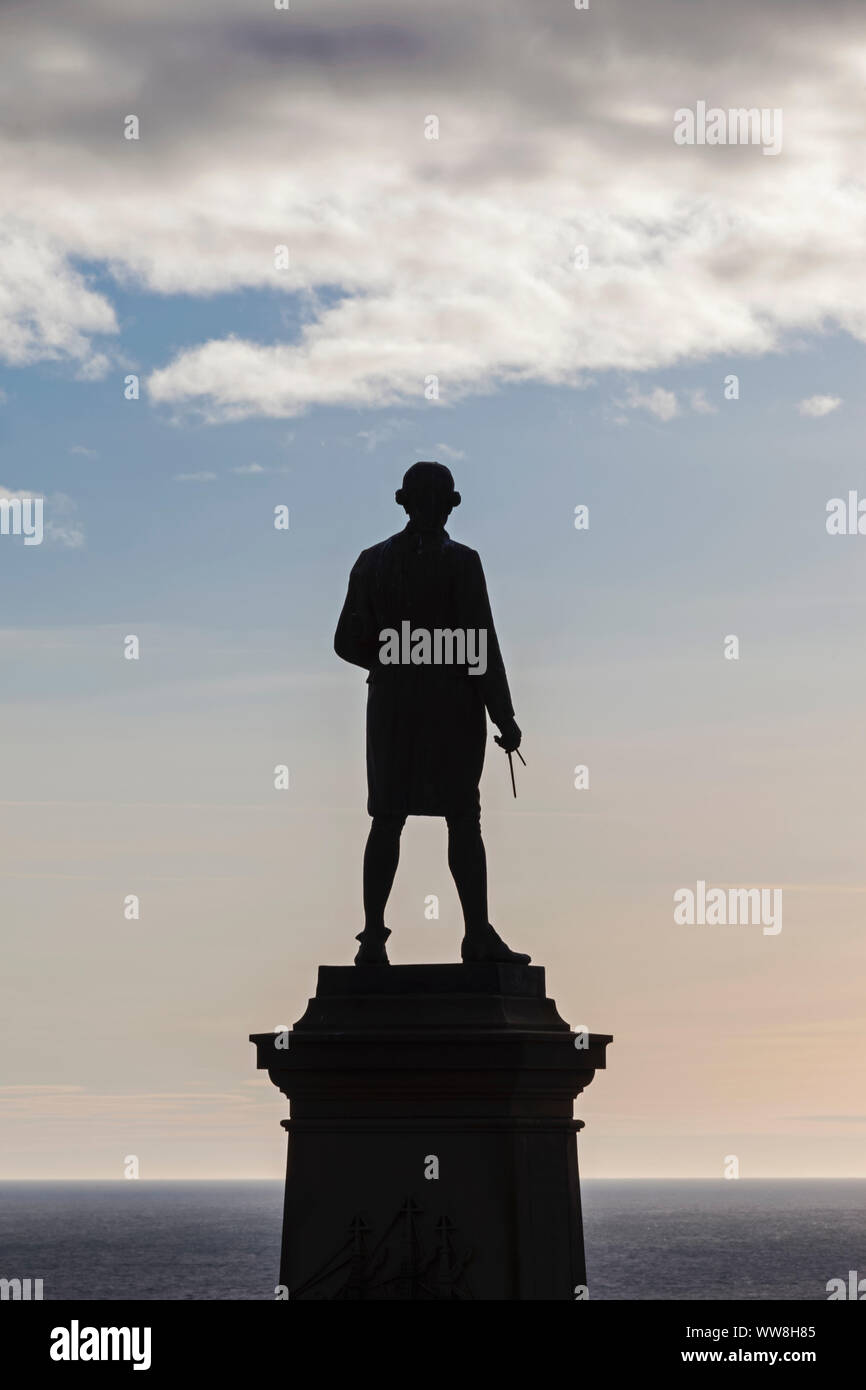 Inghilterra, nello Yorkshire, Whitby, Captain Cook statua all'alba Foto Stock