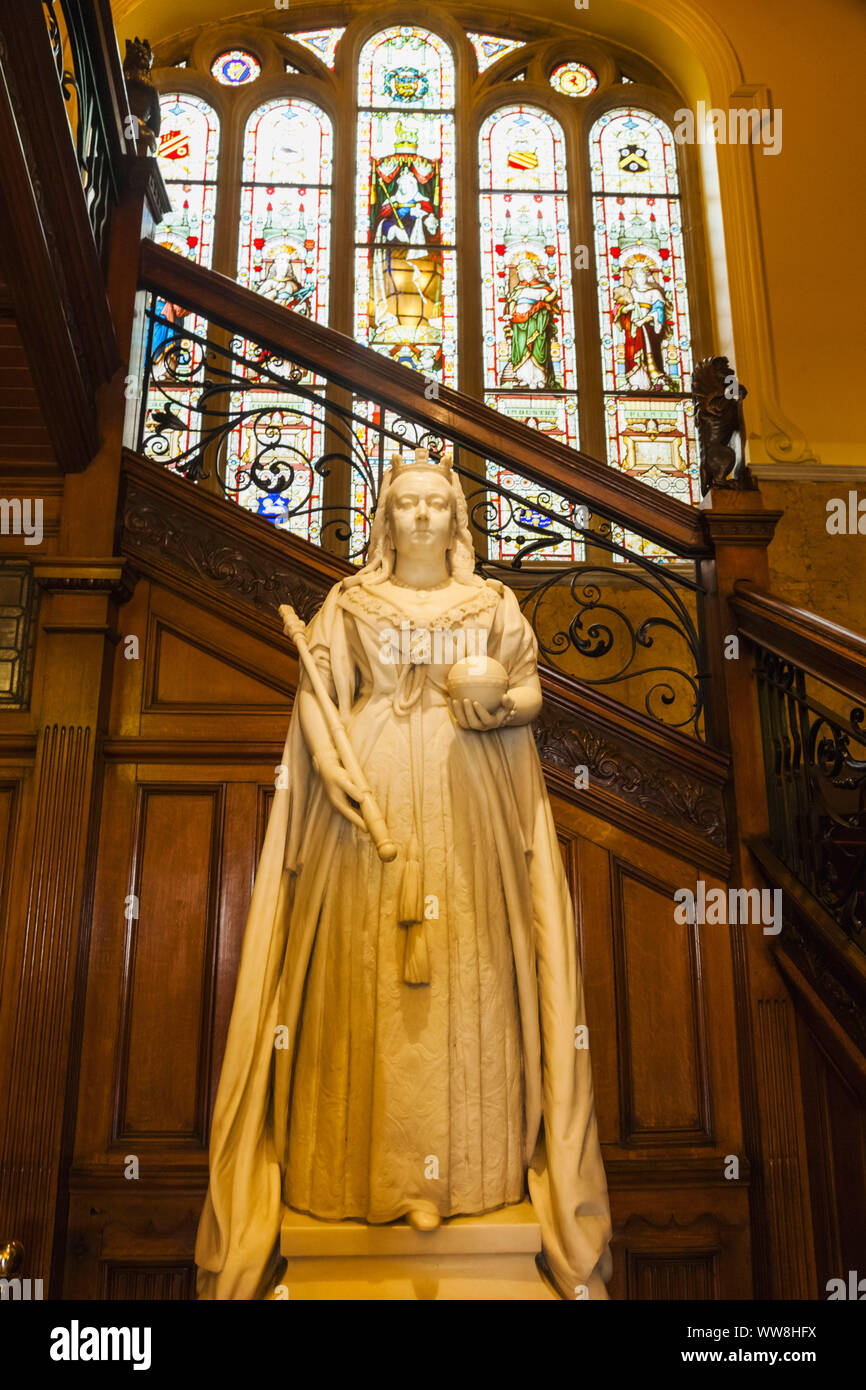 Inghilterra, Lancanshire, Blackpool, Blackpool il Municipio, la statua della regina Victoria e la finestra di vetro colorato Foto Stock