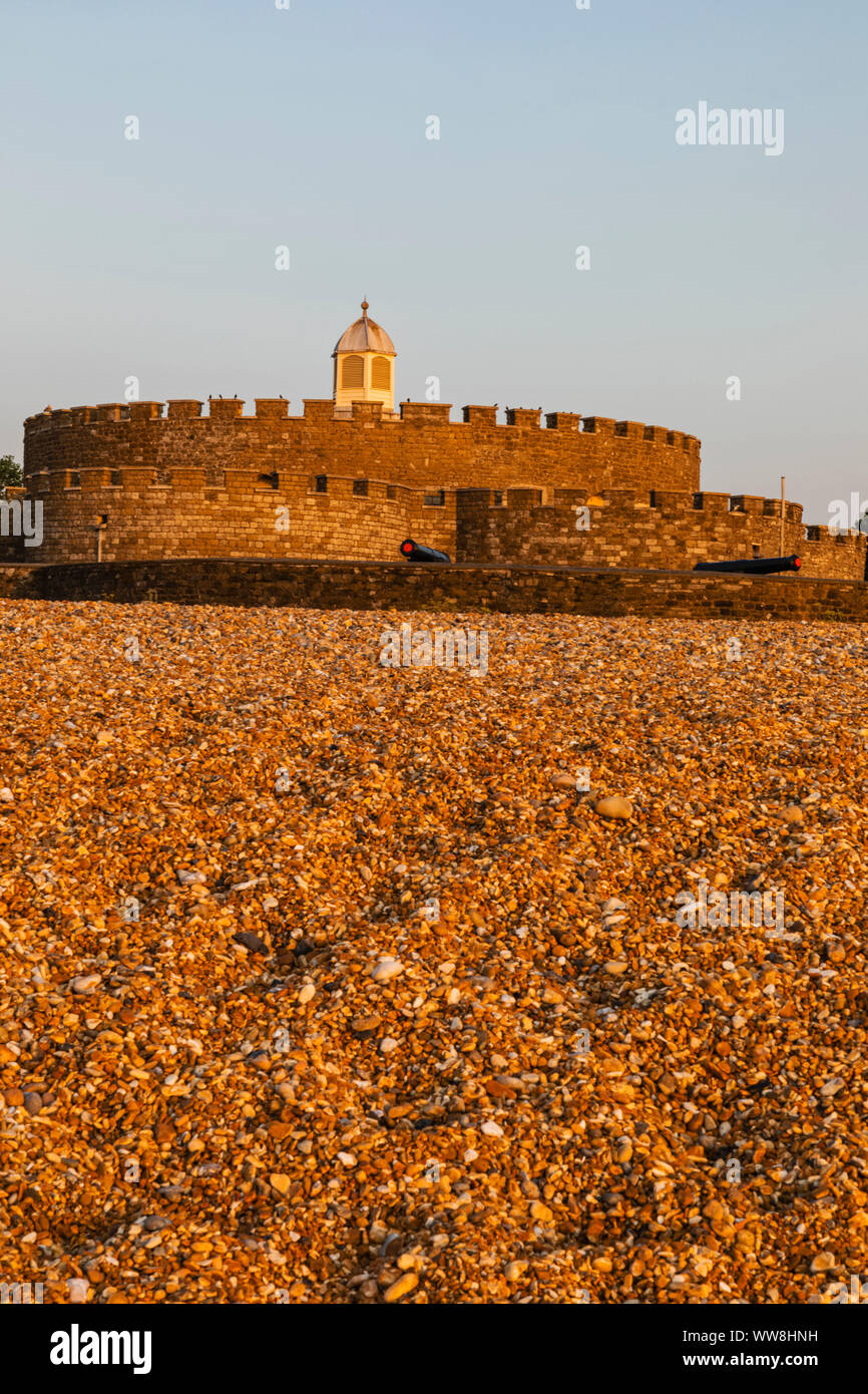 Inghilterra, Kent, trattare, la spiaggia e il castello di trattativa Foto Stock
