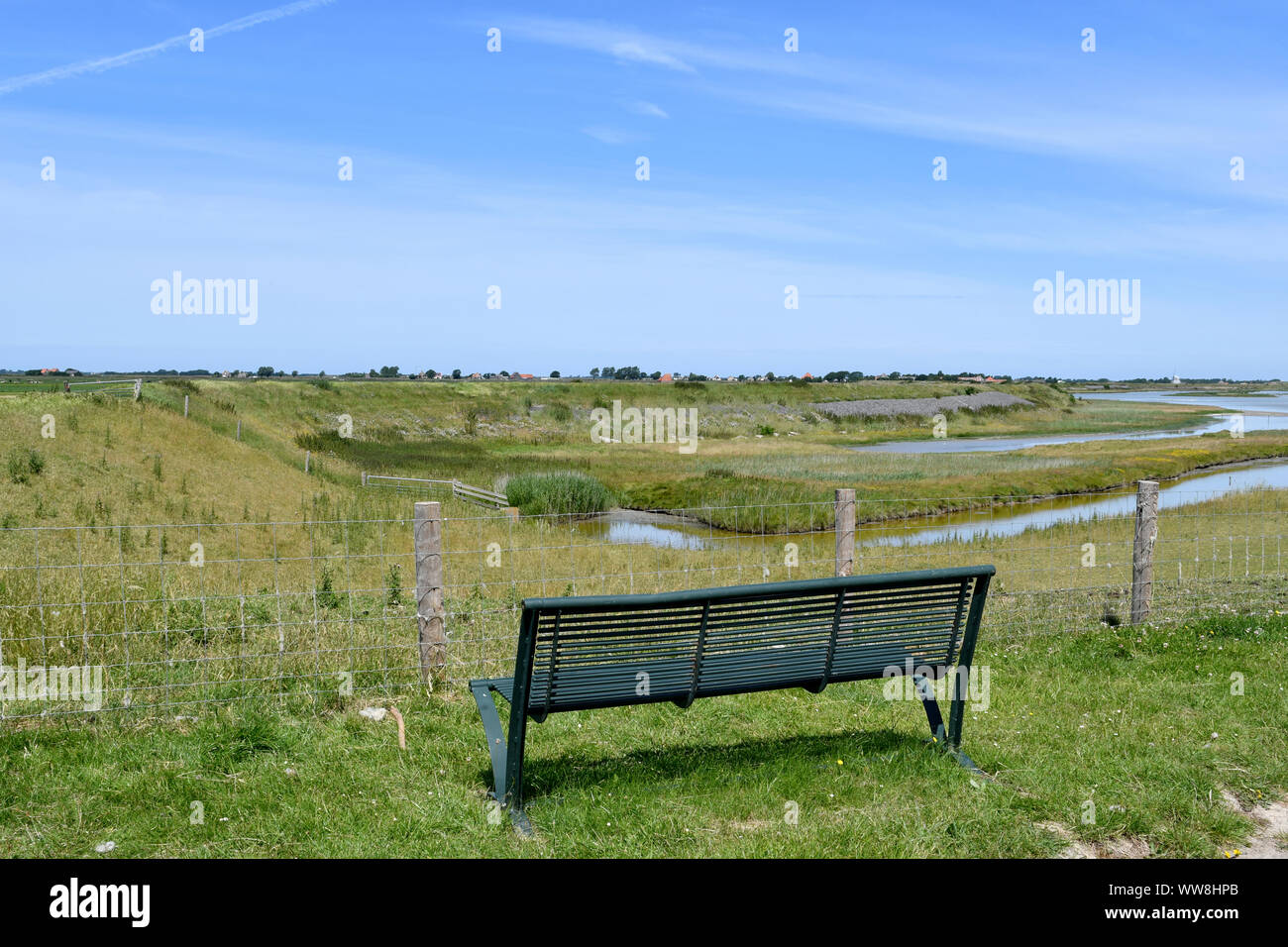 Una panchina di fronte ad una recinzione nei pressi del monumento di Lancaster Sull'isola di Texel (Paesi Bassi) Foto Stock