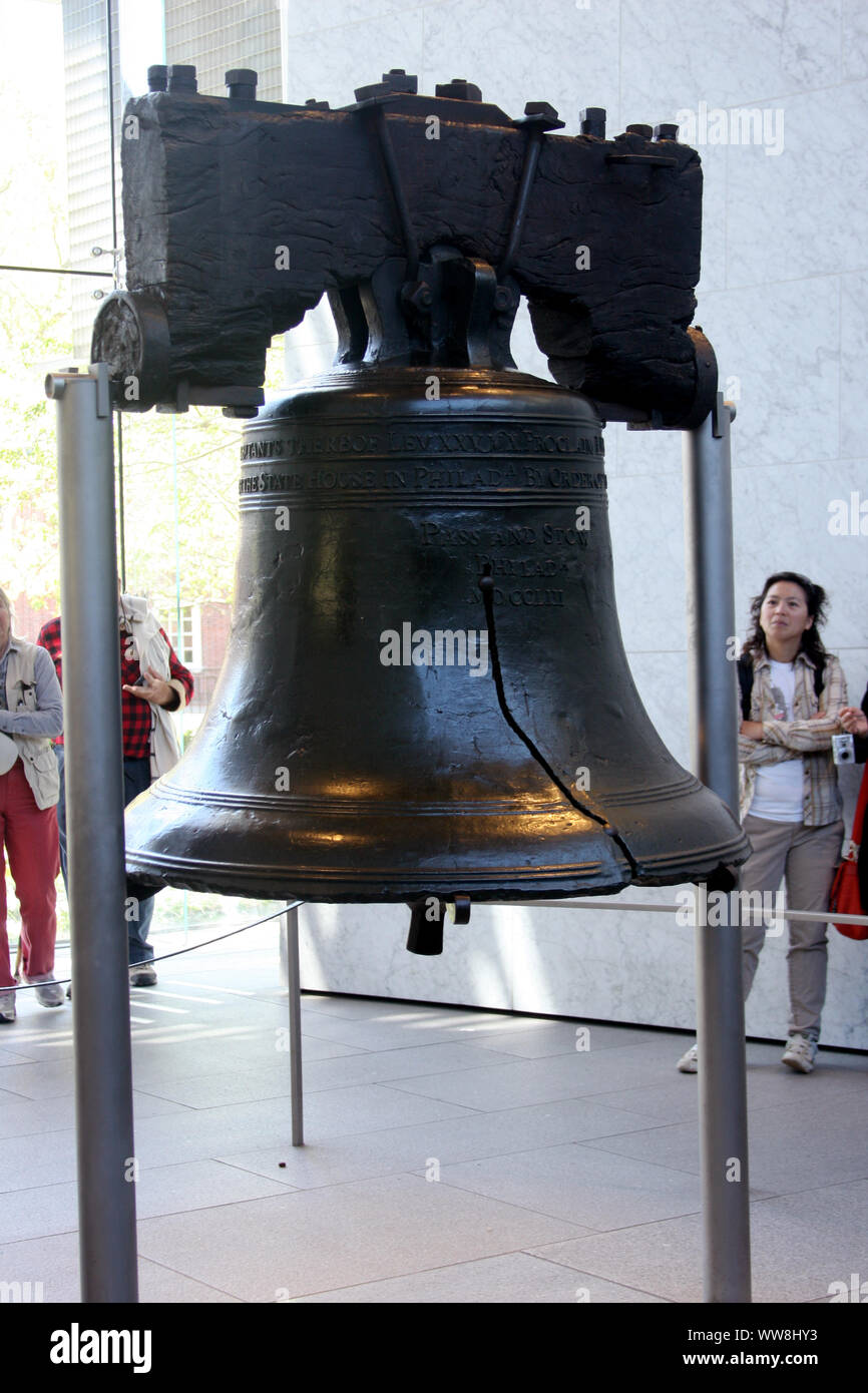 I turisti all'interno della camera a campana a Liberty Bell Center di Philadelphia, PA, Stati Uniti d'America. La Liberty Bell è un simbolo di indipendenza americana. Foto Stock