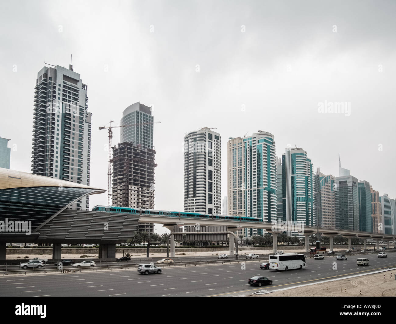 Edificio futuristico di Dubai la stazione della metropolitana e l'autostrada a Dubai, Emirati Arabi Uniti Foto Stock