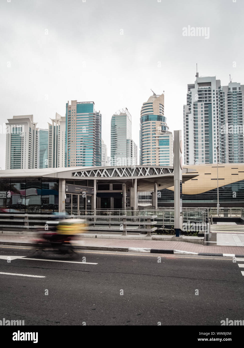 Dubai futuristica Stazione metro con ciclomotore sfocata driver in Dubai Emirati Arabi Uniti Foto Stock