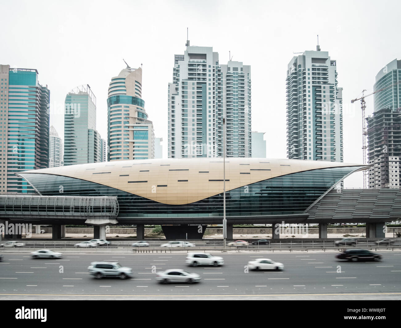 Edificio futuristico di Dubai la stazione della metropolitana e l'autostrada a Dubai, Emirati Arabi Uniti Foto Stock