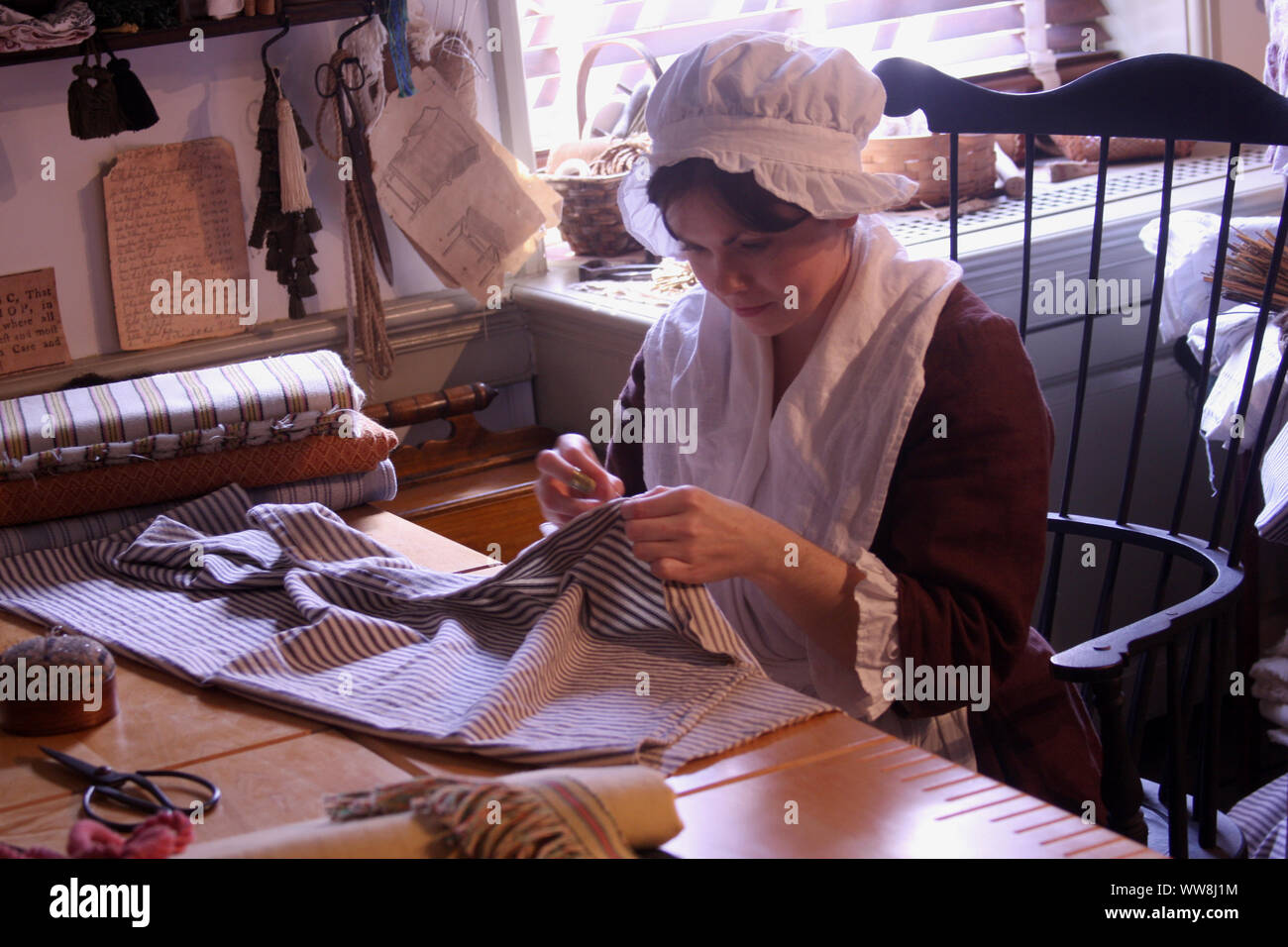 La donna rievoca come Betsy Ross nella storica Philadelphia, PA, Stati Uniti d'America Foto Stock