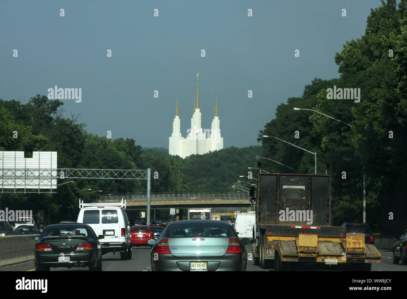 La Washington D.C. Tempio eretto dalla Chiesa di Gesù Cristo dei Santi degli Ultimi Giorni in Kensington, MD, Stati Uniti d'America vista dalla Interstate 495. Foto Stock