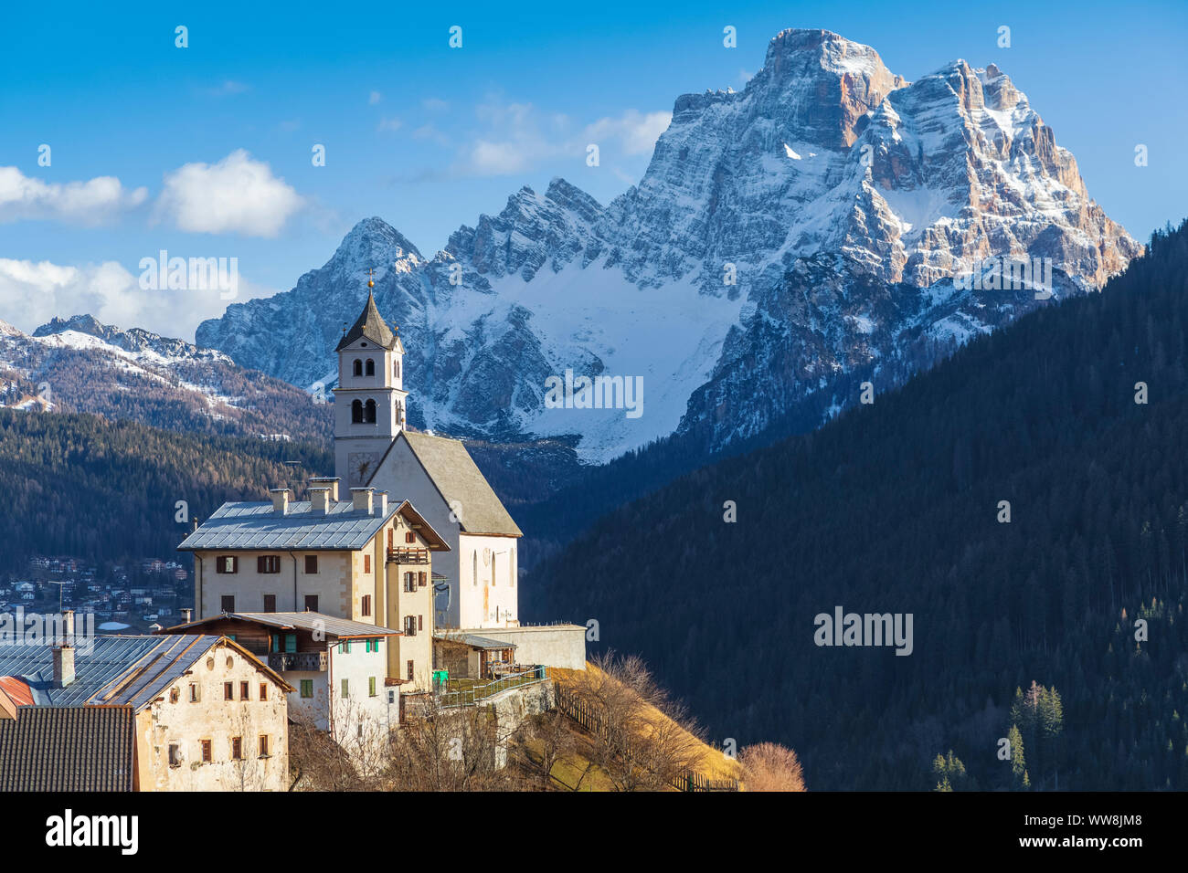 Colle Santa Lucia, la chiesa parrocchiale con il monte Pelmo sullo sfondo, Agordino, Belluno, Veneto, Italia Foto Stock