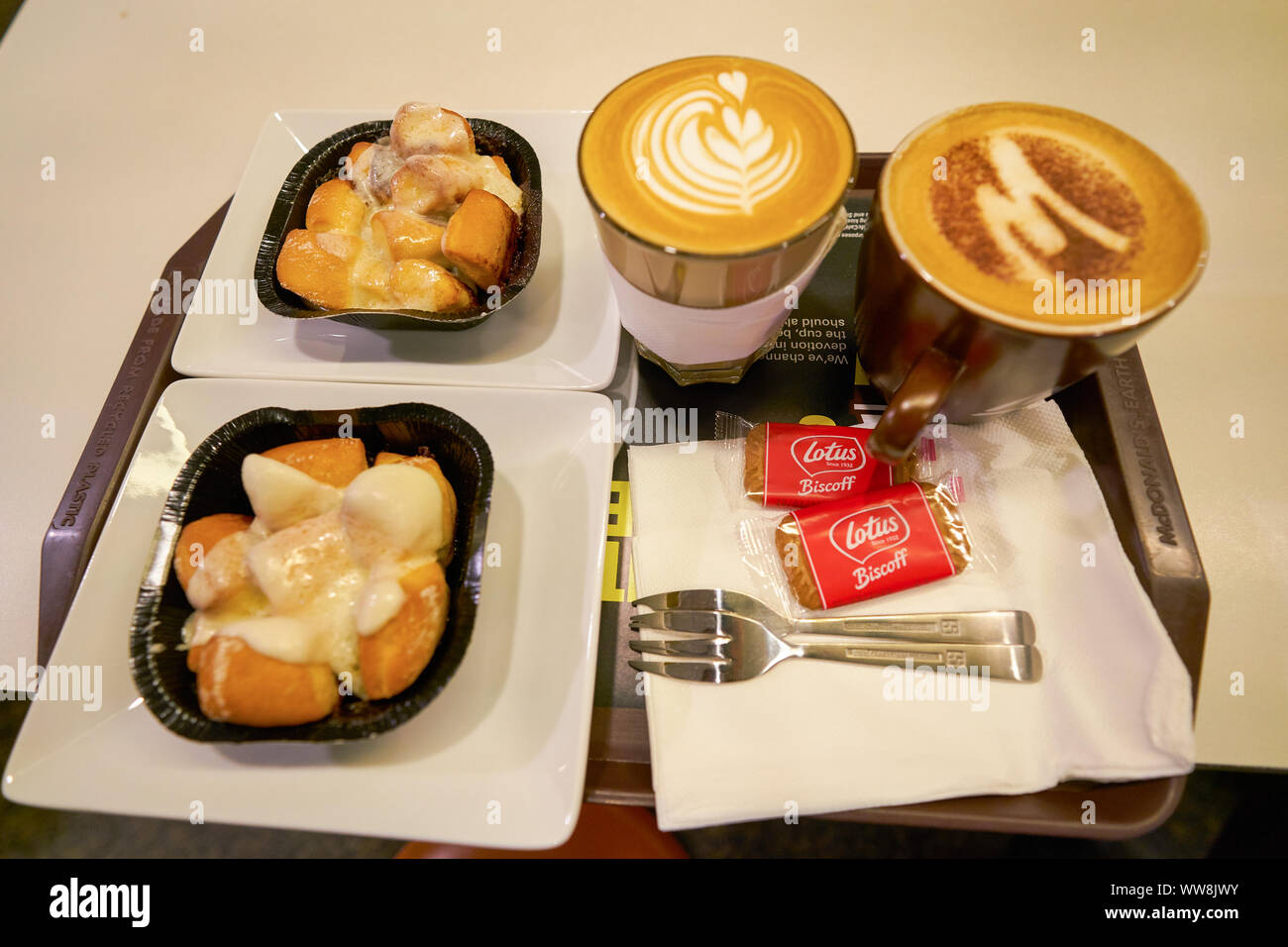 SINGAPORE - circa aprile, 2019: caffè e dessert servito su un vassoio a McCafe in Changi International Airport. Foto Stock