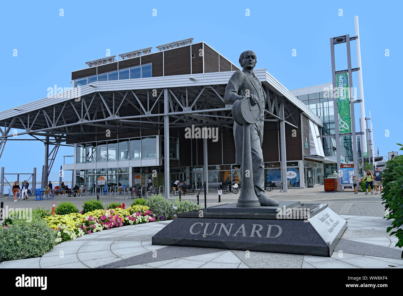 HALIFAX, NOVA SCOTIA - Agosto 2019: Statua di Halifax nativo, magnate spedizione Samuel Cunard, accanto a Halifax seaport negozi. Foto Stock