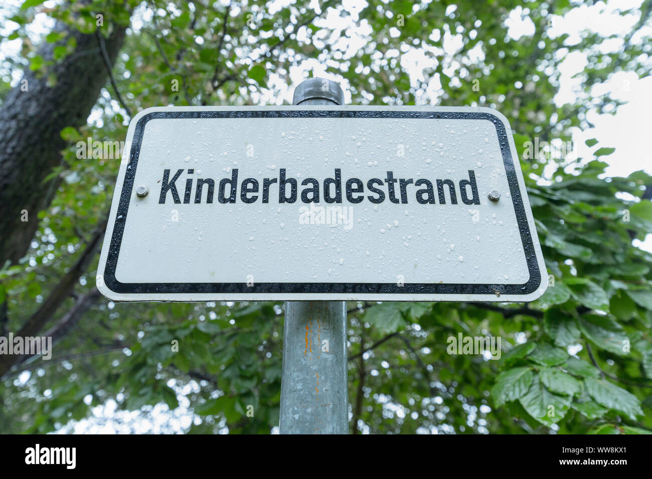 La spiaggia dei bambini segno, Lago Stechlinsee GroÃŸer, Neuglobsow, Rheinsberg, Ruppiner Land, Brandeburgo, Germania Foto Stock