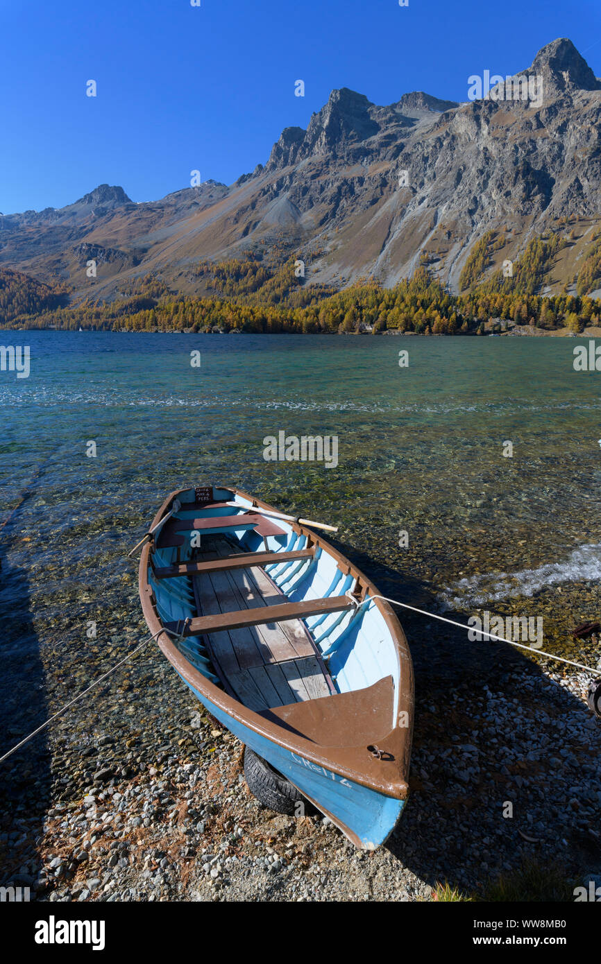 Il lago con la barca in autunno, Lago Silsersee, Sils im Engadin, Engadina, Grigioni, Svizzera, Alpi europee Foto Stock