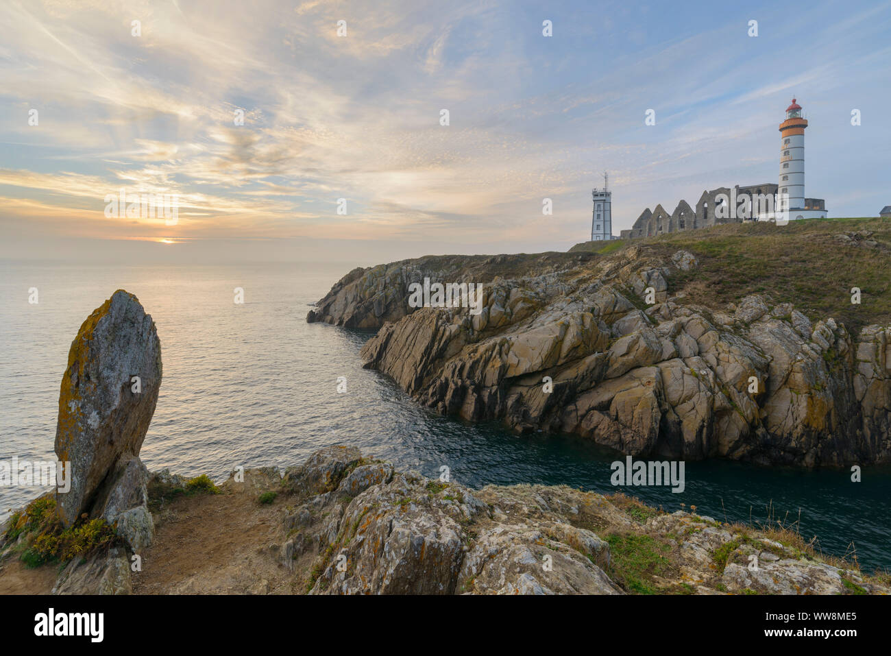 Faro al tramonto, Saint Mathieu faro, Pointe Saint-Mathieu, Plougonvelin, Finisterre, Bretagna Francia Foto Stock